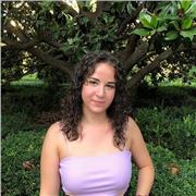 Profesora de música imparte clases de piano y lenguaje musical